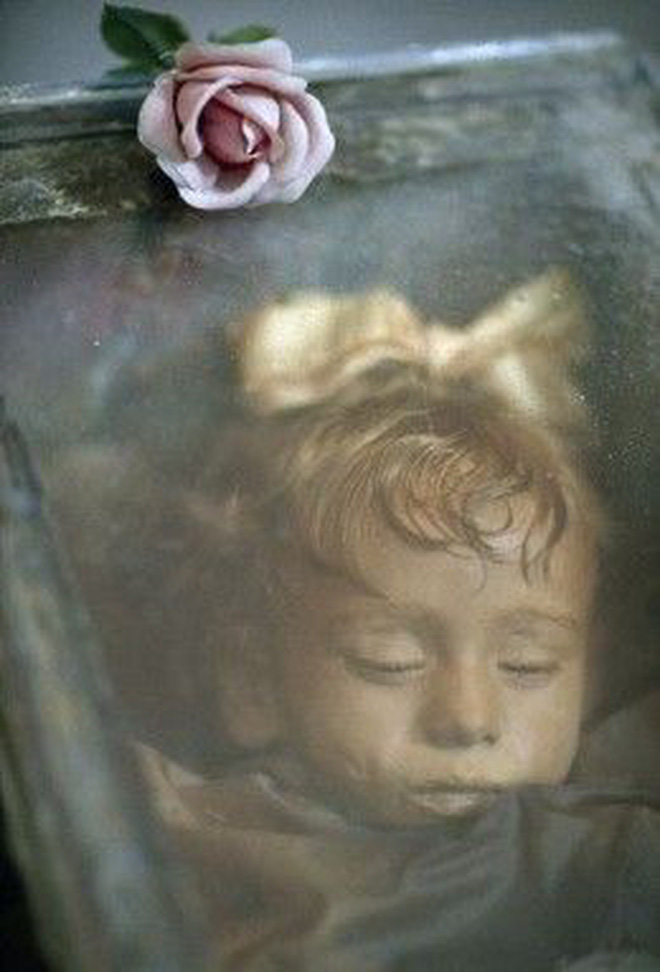 Bí ẩn xác ướp bé gái xinh xắn được ví như phiên bản thật của 'Công chúa ngủ trong rừng', 100 năm tuổi vẫn còn chớp mắt - 2